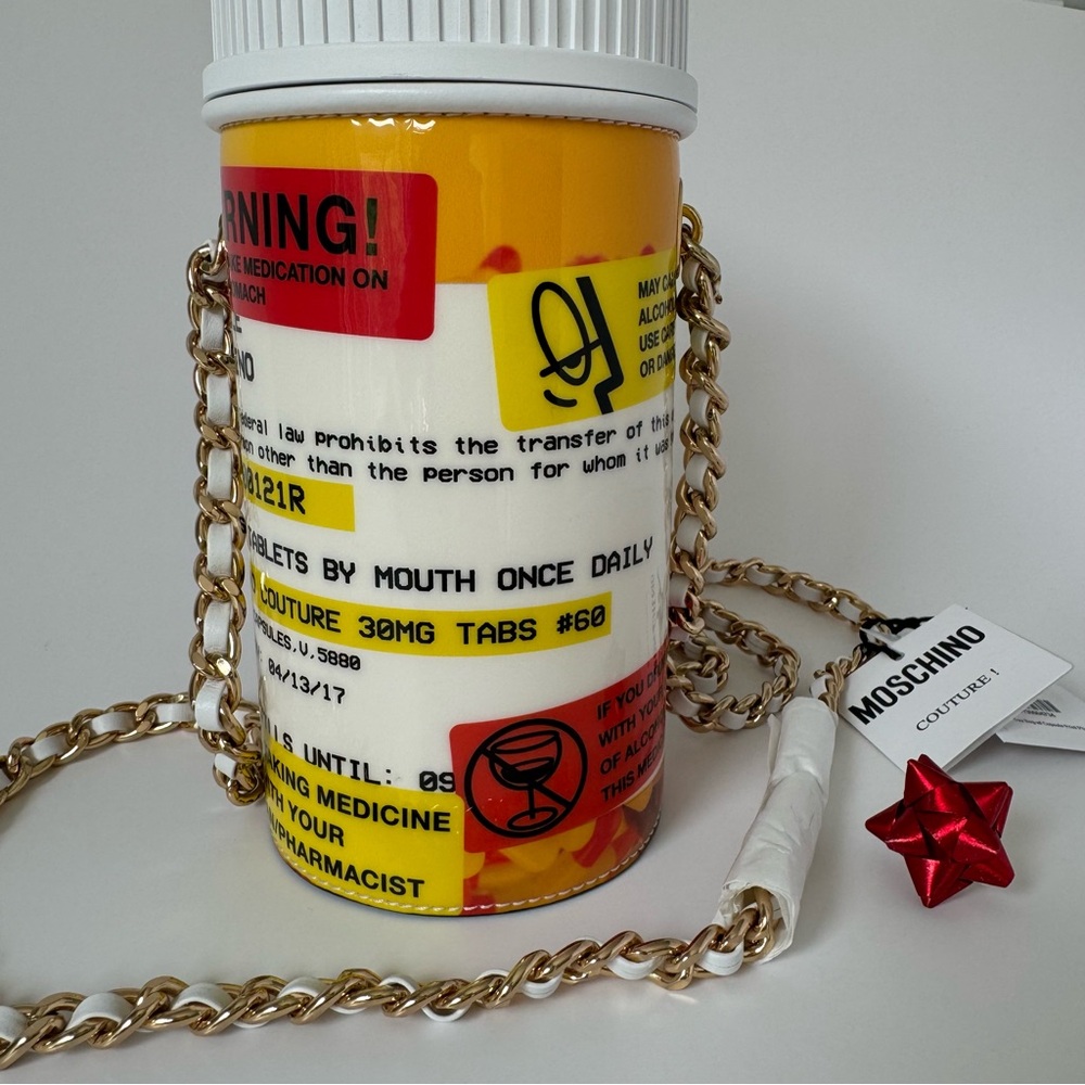SOLD💫VESTIAIRE- MOSCHINO PILL PURSE - Picture 2 of 16